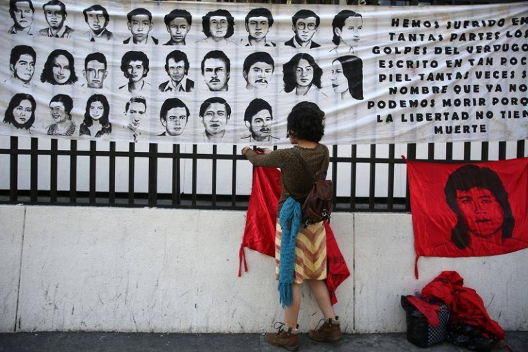Mujeres de Guatemala tejen con amor la terca búsqueda de sus desaparecidos
