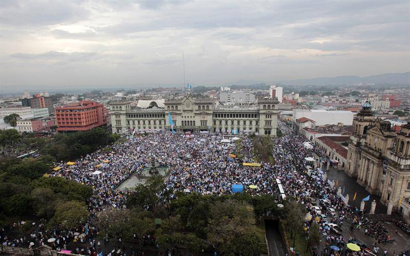 Celebran guatemaltecos dictamen para desafuero de Pérez Molina