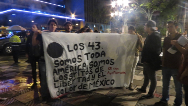 Manifestantes piden a Presidente pronunciarse sobre 43 estudiantes desaparecidos en México