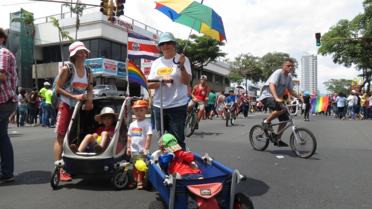 Familias piden igualdad de derechos para personas LGBT