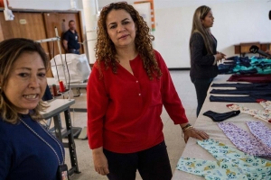 La ministra para el Servicio Penitenciario (MSP), Iris Varela, mientras inspecciona el taller de costura de la Entidad para Adolescentes en Conflicto con la Ley Penal de la Región Andina, en Mérida, estado Mérida. EFE