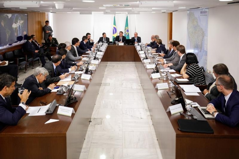 Bolsonaro reúne a sus ministros y pide prisa pues «el país no puede esperar»