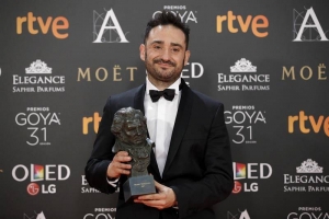 Juan Antonio Bayona posa con el premio a la "Mejor Dirección", por su película "Un monstruo viene a verme". EFE