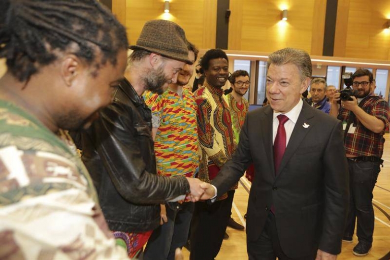 Colombia debe inspirarse en Irlanda del Norte para alcanzar la paz, dice presidente Santos