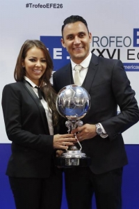 El portero costarricense del Real Madrid, Keylor Navas, acompañado por su esposa, Andrea Salas, tras recibir el Premio EFE al Jugador Iberoamericano del Año.