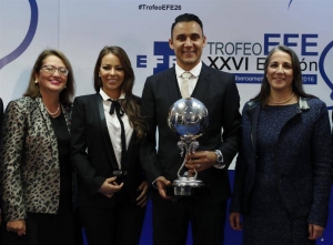 El portero costarricense del Real Madrid, Keylor Navas (d), acompañado por su esposa, Andrea Salas (2i); la Primera Dama de Costa Rica, Mercedes Peñas (d); y la embajadora de Costa Rica en España, Doris Osterlof (i), tras recibir el Premio EFE al Jugador Iberoamericano del Año en un acto celebrado hoy en la sede de la Agencia Efe, en Madrid. EFE/