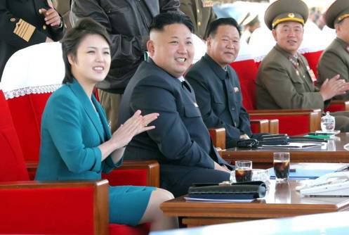 Kim Jong-un, junto a su esposa Ri Sol-ju. KCNA