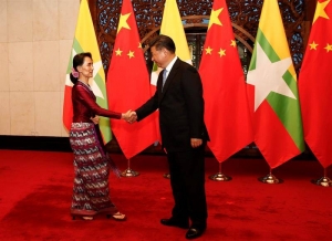 La líder de Birmania, Aung San Suu Kyi, y el Presidente de China, Xi Jinping. EFE