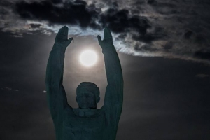 La luna detrás del monumento a Yuri Gagarin en el cosmódromo de Baikonur, Kazajstán. Sputnik.