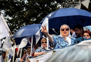 La titular de la Asociación Madres de Plaza de Mayo, Hebe de Bonafini (3d), saluda a la multitud que se concentra para recordar los 41 años del golpe cívico-militar. EFE