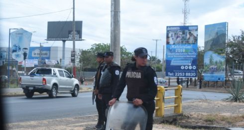 Policía nicaragüense desplegada en las calles de Managua ante convocatoria de marcha
