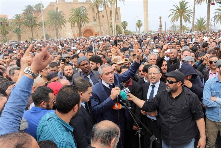 El Parlamento rebelde de Trípoli destituye al jefe de su Gobierno
