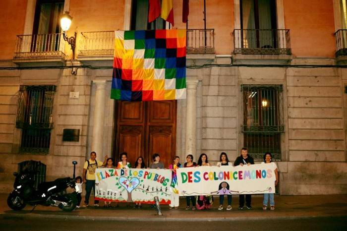 Junta Municipal del Centro de Madrid desplegó la bandera de los pueblos indígenas