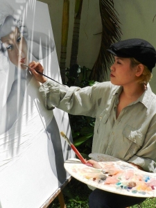 Man Yu pintando "Una completa desconocida".