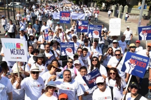 Miles de mexicanos marchan por la unidad nacional ante ataques de Trump. EFE