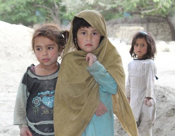 Niños en Pakistán dejan de mendigar para ir a la escuela