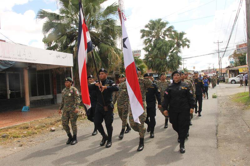 Oficiales de la policía de Panamá y Costa Rica se manifiestan contra la trata de personas en Paso Canoas. EFE