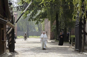 El papa Francisco atraviesa la puerta "Arbeit macht Frei" (El trabajo os hace libres) del campo de concentración nazi de Auschwitz para comenzar su recorrido silencioso por el lugar donde fueron exterminados más de un millón de personas, en Oswiecim, Polonia, hoy, 29 de julio de 2016. EFE