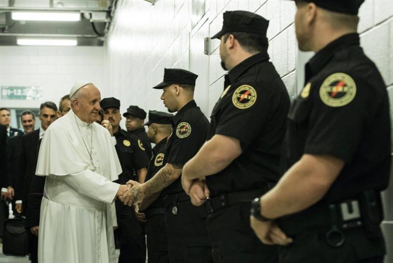 El papa, ante los presos: «He venido a compartir su situación»