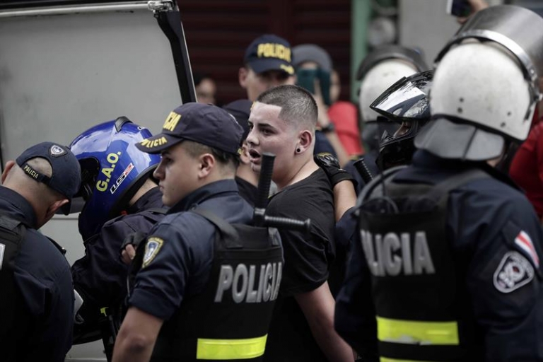 44 detenidos y cadena nacional del domingo, tras manifestación xenofoba en San José