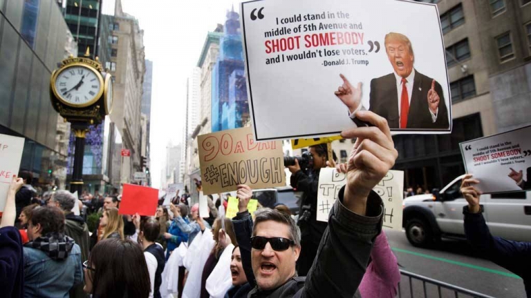 Trump es recibido con sendas protestas por inmigrantes en Nueva York