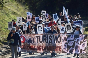 Un grupo de personas Familiares de Detenidos Desaparecidos de la Región del Maule (Chile) llegan hoy, domingo 26 de junio de 2016, hasta el frente de Villa Baviera para ayunar y exigir el cierre definitivo de la Colonia Dignidad. En el lugar se instaló un hotel y se realizan actividades turísticas y fiestas en el que fuera Centro de Tortura y aniquilamiento de opositores a la dictadura de Augusto Pinochet. EFE
