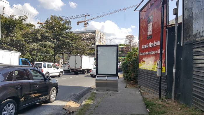 Alcalde de Montes de Oca propone eliminar mobiliario publicidad de aceras
