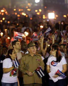 El presidente de Cuba, Raúl Castro (c), encabeza la tradicional Marcha de las Antorchas, realizada hoy, viernes 27 de enero de 2017, en La Habana (Cuba), en tributo al prócer José Martí, en vísperas del 164 aniversario de su natalicio, y a Fidel Castro, impulsor de esa celebración. EFE