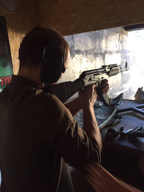 Román Zozulya apunta un arma contra rebeldes prorrusos en Donbás, Ucrania. Twiter