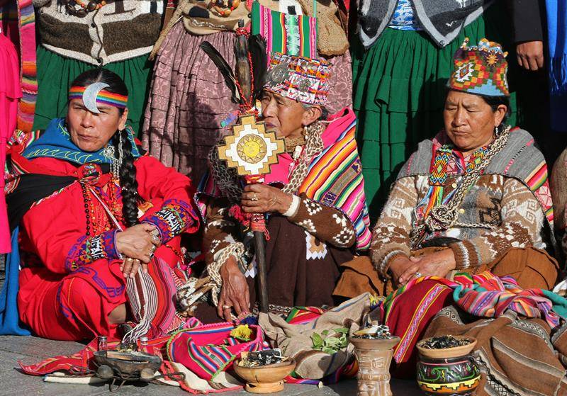Sacerdotes aymaras realizan un rito indígena en una plazoleta mientras el presidente de Bolivia, Evo Morales, brinda su informe de gestión hoy, domingo 22 de enero de 2017, en la Asamblea Legislativa, al cumplir once años continuos de Gobierno. EFE/