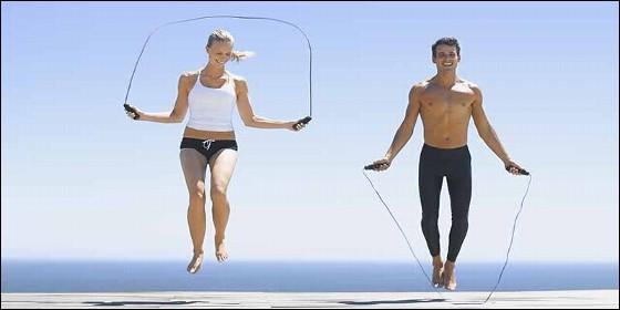 Saltar a la cuerda quema más calorías y fuerza menos las rodillas que correr