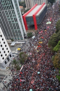 Simpatizantes de Dilma salieron a las calles en Sao Paulo, Brasil. EFE