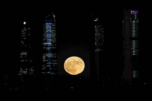 La superluna sobre los planetarios de Madeid, España. EFE