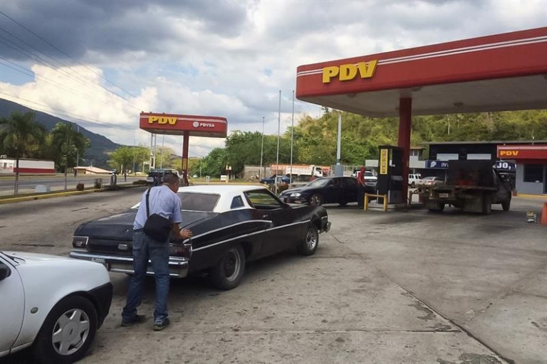 Escasez de combustible en Venezuela es el «verdadero drama» provocado por EEUU