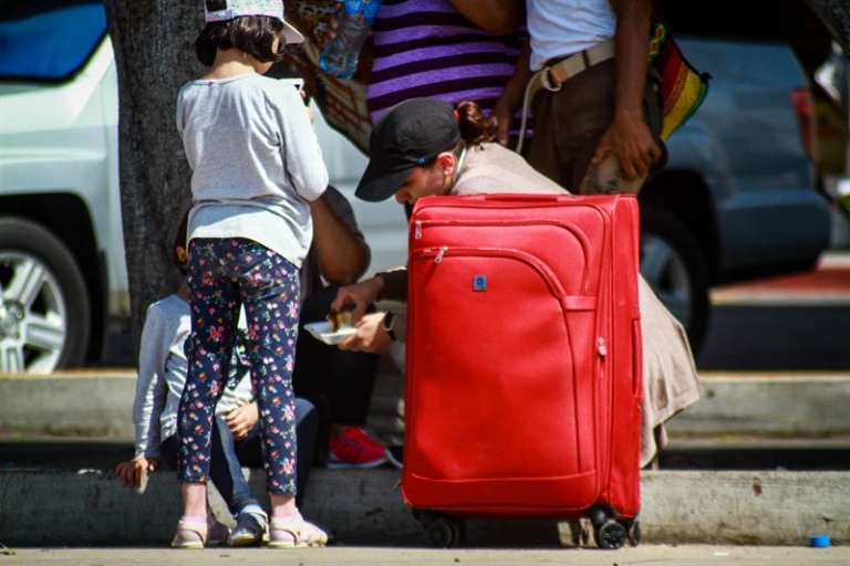 Una juez de EEUU prohíbe la separación de las familias de inmigrantes en la frontera