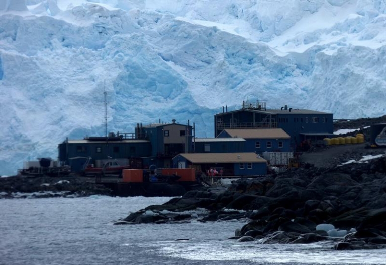 Científicas en Antártida exploran liderazgo creativo en espera a tocar tierra