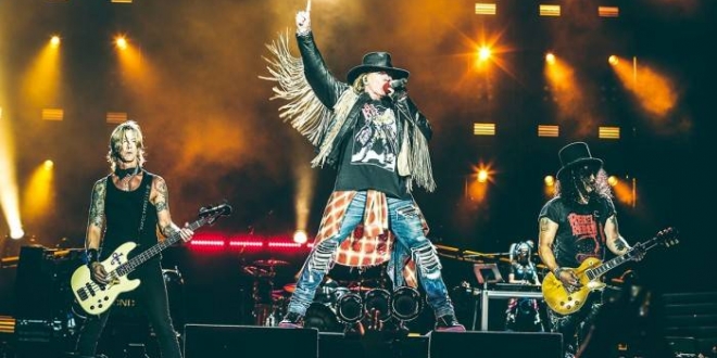Guns N’ Roses dará un concierto para los aficionados del fútbol en Moscú. Axl-660x330