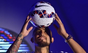 El seleccionado chileno, Arturo Vidal, hace unos meses durante la presentación de "Cachaña", la pelota oficial de la Copa América.
