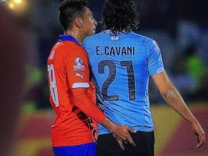 La desleal agresión del chileno Gonzalo Jara sobre el uruguayo Edinson Cavani.