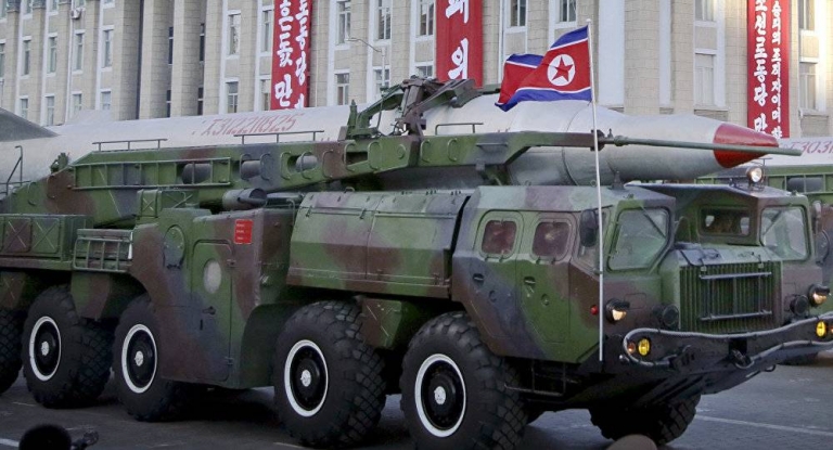 Corea del Norte despliega uno o dos misiles balísticos en la costa, según medios