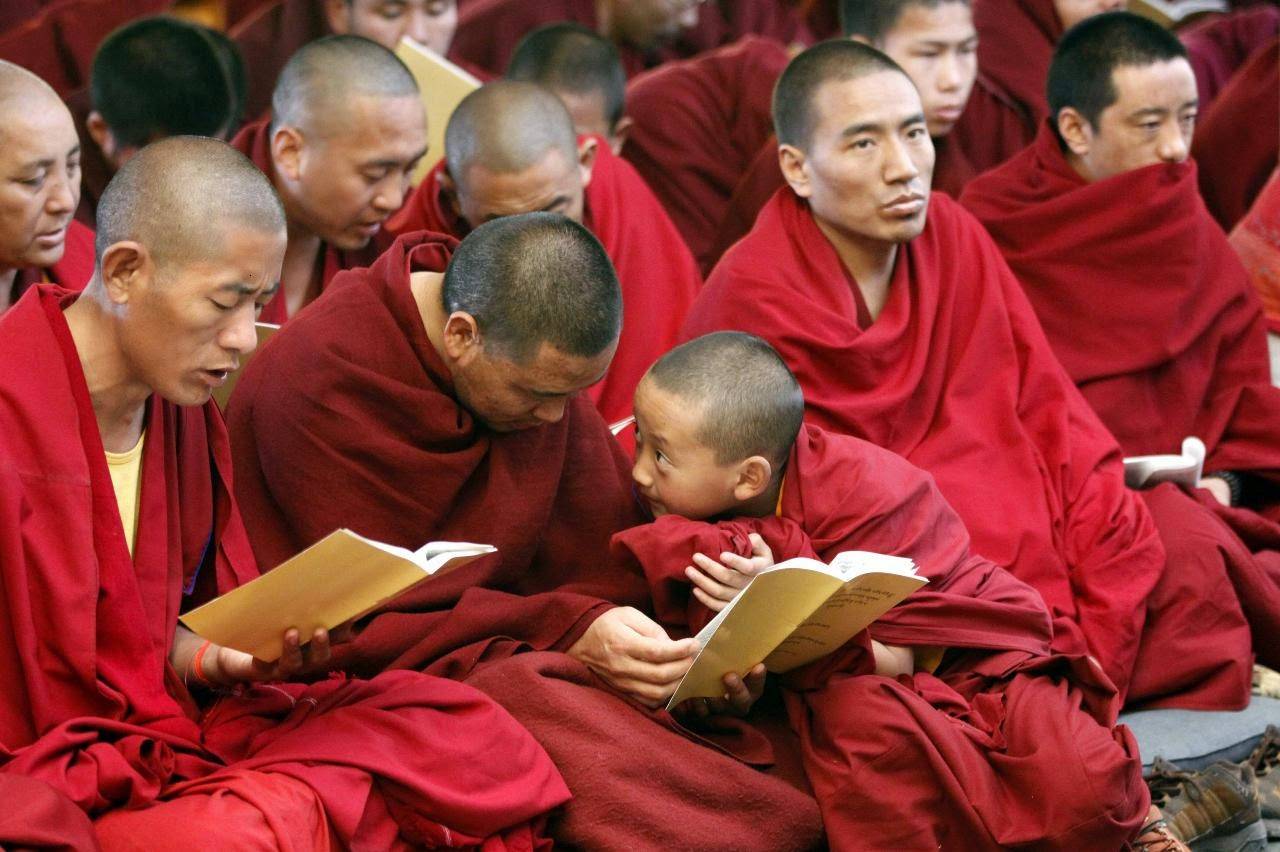 В середине 9 века монахи составили. Тибетский буддизм ламаизм. Буддистский монах Тибет. Ламаизм в буддизме. Тибетский буддизм монахи.