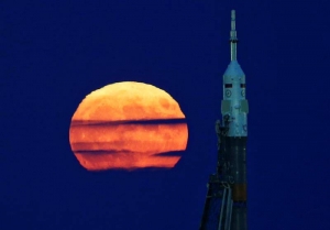 Superluna tras la nave Soyuz MS-03 en la plataforma de lanzamiento en el Cosmódromo de Baikonur (Kazajistán). EFE