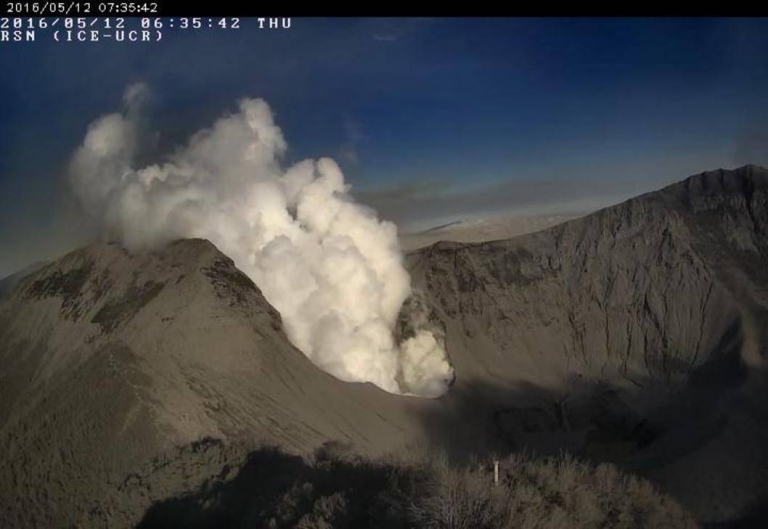 Nueva erupción del Turrialba cubre de ceniza el Valle Central