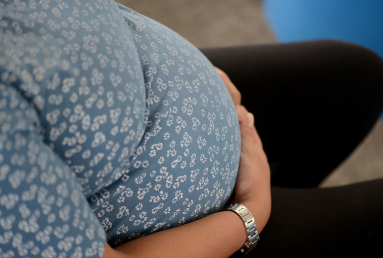 Académicas feministas cuestionan formas de ejercer la maternidad