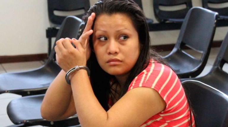 La Justicia salvadoreña repetirá el juicio a una adolescente violada que fue condenada por abortar