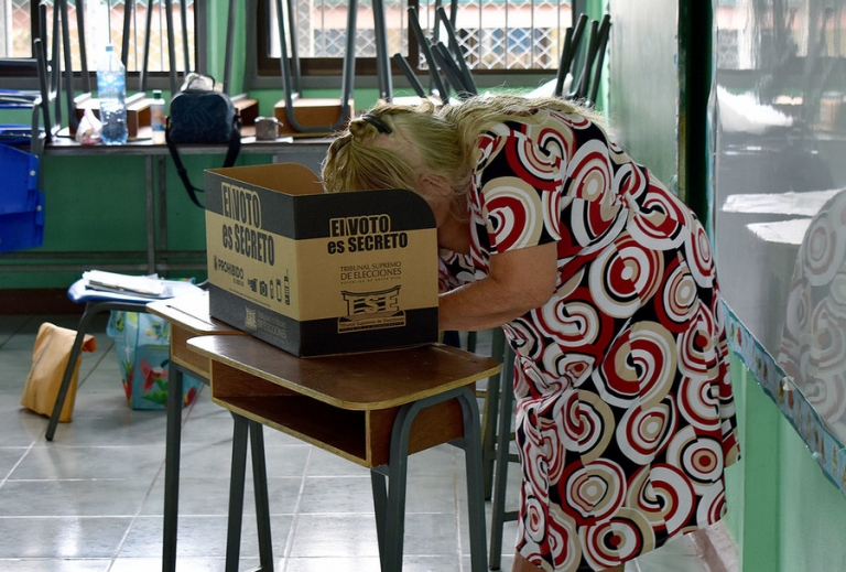 Las mujeres votan más que los hombres en Costa Rica