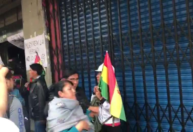 Opositores toman radio y TV estatales de Bolivia y cortan servicios informativos