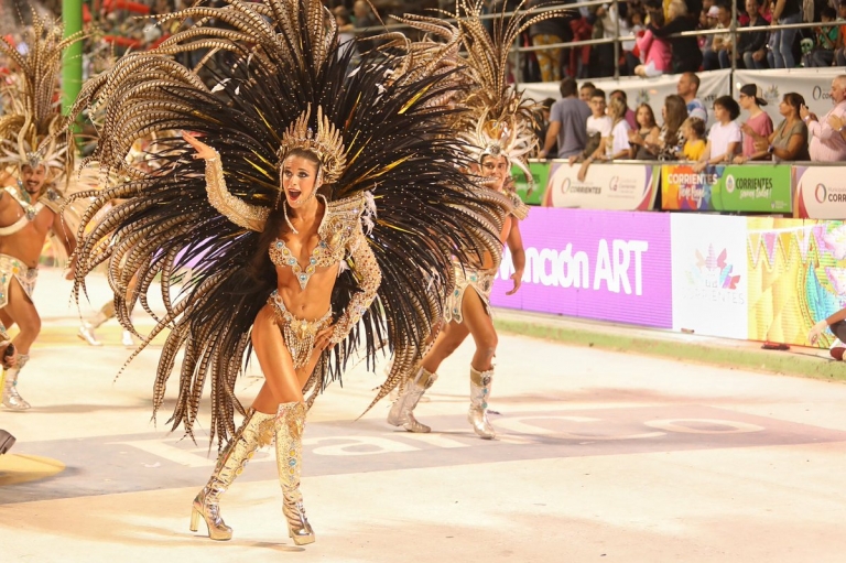 Carnavales argentinos entre críticas, ofrendas a la Pachamama y sacar el diablo de adentro