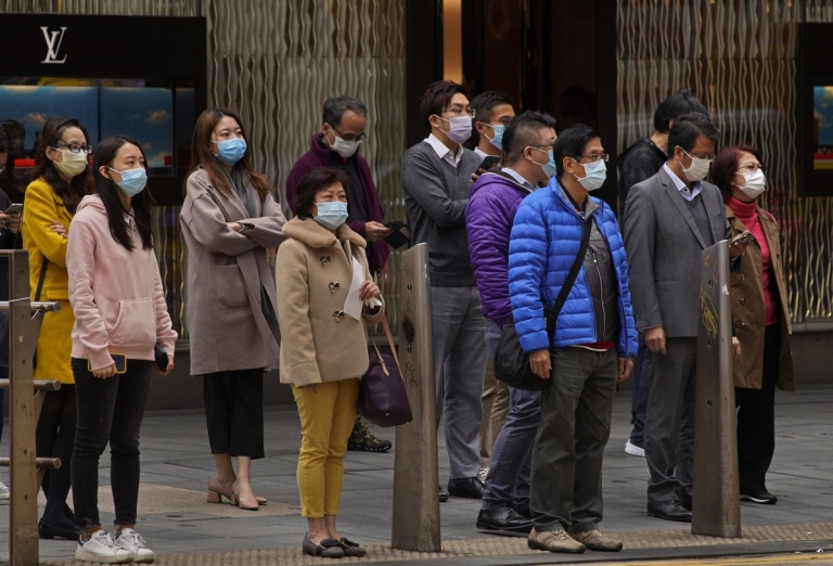 China confirma 490 muertes por el brote del nuevo coronavirus y 24.324 afectados en el país