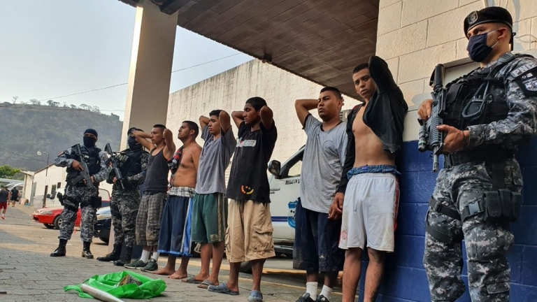 Capturan en El Salvador a presuntos autores de golpizas y amenazas
